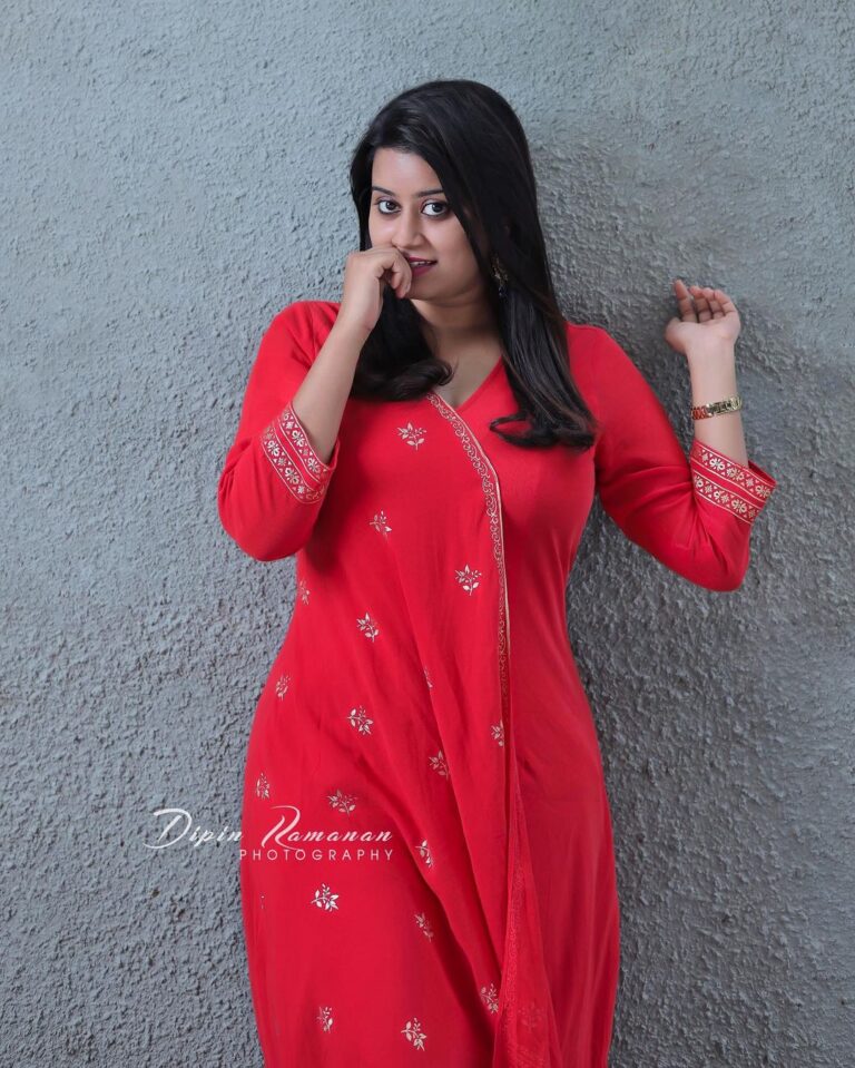 Ansiba Hassan Instagram - Always be positive though I am O+ve ❤️ Photography 📸 @dipin_ramanan #ansibahassan #ansiba #actress #tamil #malayalam #indianactress