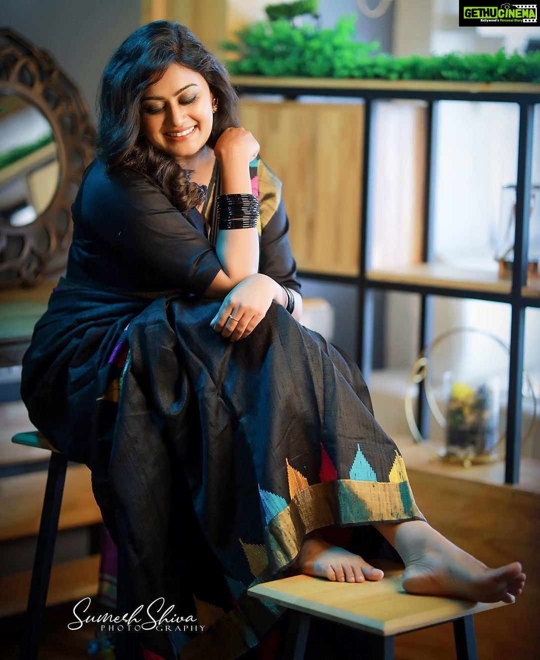 Ansiba Hassan Instagram - Saree will always conquer women π. PC @sumesh_shiva Mua @sreegeshvasan_makeupartist Costume @swapnamanthra Jwellery @parakkat_jewels @preethiparakkat #ansibahassan #actress #photography #saree #malayalamcinema