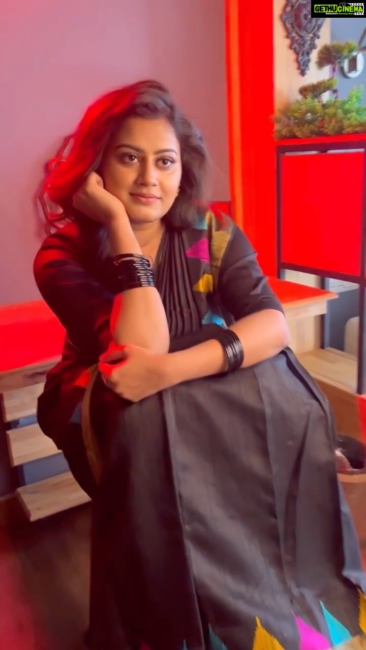Ansiba Hassan Instagram - I am flying on my very own wings of black saree. My chechi @ansiba.hassan ❤️ Makeup / Hair / styling @sreegeshvasan_makeupartist Costume : @swapnamanthra Jewllery : @parakkat_jewels . . . #trendingreels #reels #actress #reelsvideo #foryou #instalover #makeupartist #foryoupage