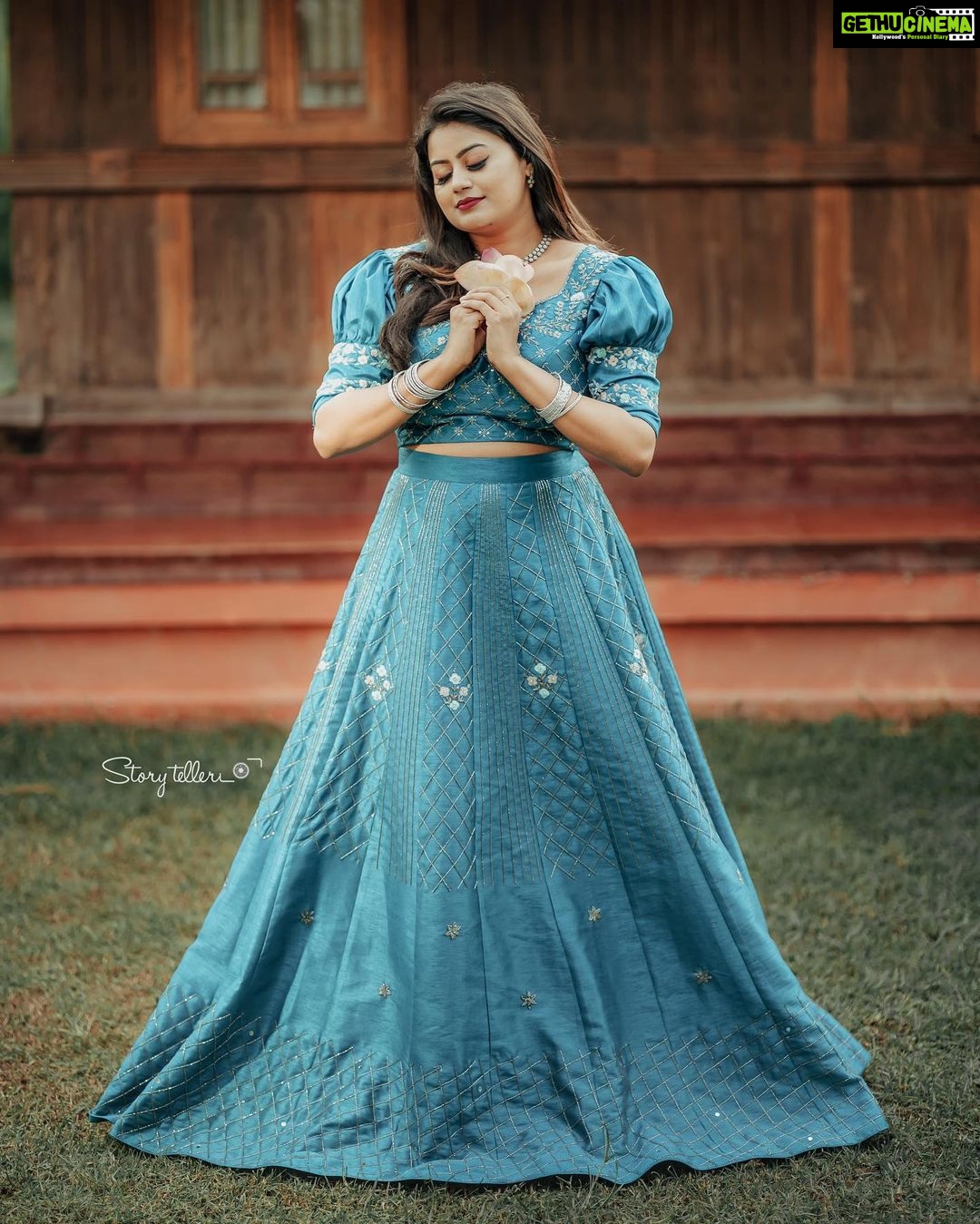 Ansiba Hassan Instagram - If you are confident you are beautiful ✨ Swipe right——> #series1 Costume: @kempdesignstudio Make-up: @sass_make_up_studio Photography: @_story_telle__r . . . . . #photo #ınstagood #picoftheday #instalike #photooftheday #instadaily #photography #likeforlikes #love #ınstagood #ansibahassan #actress #malayalamactress #model Kondai Lip Backwater Heritage Resort Alappuzha