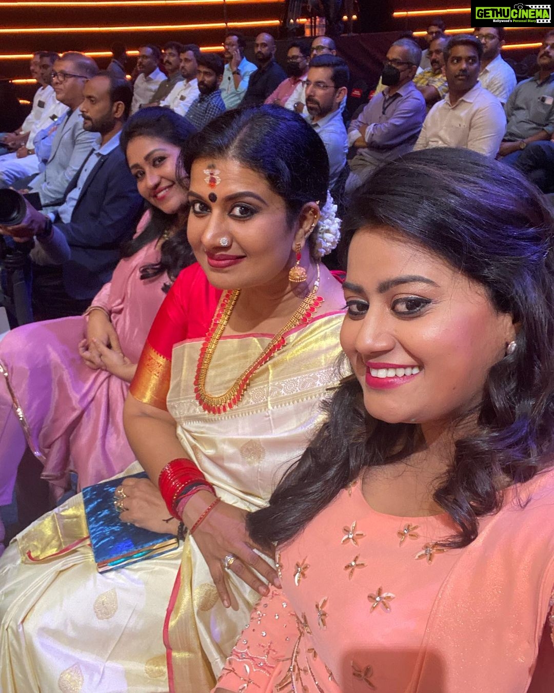 Ansiba Hassan Instagram - Memorable award night @mazhavilmanoramatv @amma.association @devichandana82 @thesnyalikhan @imbeena.antony #ansibahassan #mollywood #actorslife #award