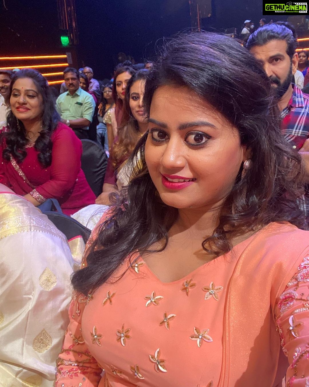 Ansiba Hassan Instagram - Memorable award night @mazhavilmanoramatv @amma.association @devichandana82 @thesnyalikhan @imbeena.antony #ansibahassan #mollywood #actorslife #award