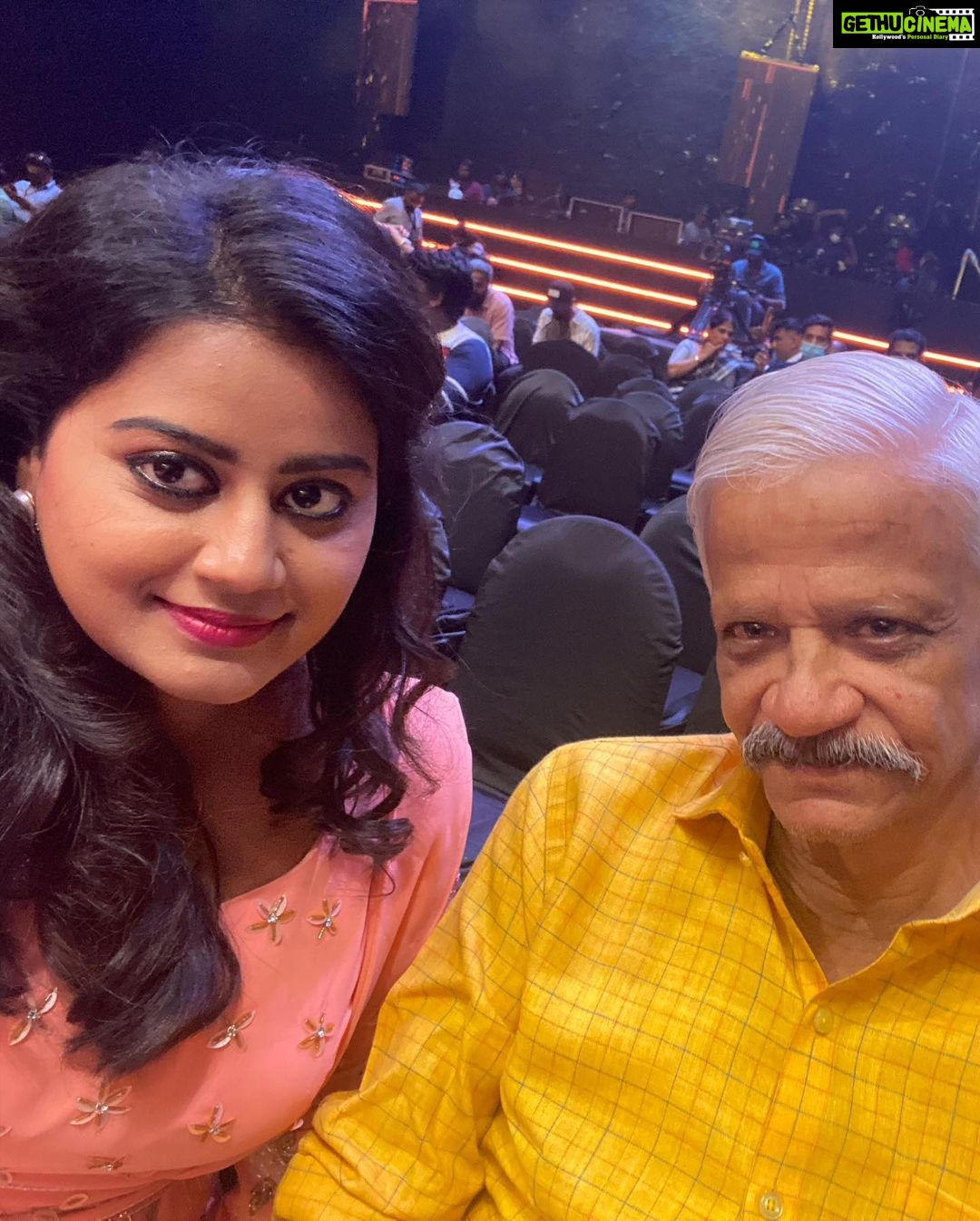 Ansiba Hassan Instagram - Memorable award night @mazhavilmanoramatv @amma.association @devichandana82 @thesnyalikhan @imbeena.antony #ansibahassan #mollywood #actorslife #award