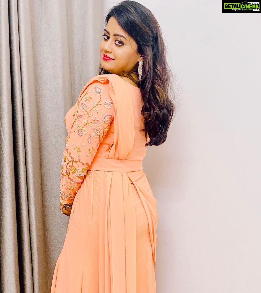 Ansiba Hassan Instagram - @mazhavilmanoramatv entertainment awards 🎖 @amma.association Beautiful gown designed by @ebsha_store #ansibahassan #mazhavilmanorama #actress #actorslife #awards #gowns