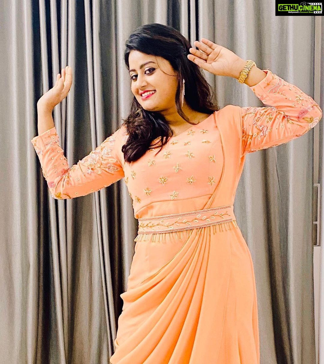 Ansiba Hassan Instagram - @mazhavilmanoramatv entertainment awards 🎖 @amma.association Beautiful gown designed by @ebsha_store #ansibahassan #mazhavilmanorama #actress #actorslife #awards #gowns