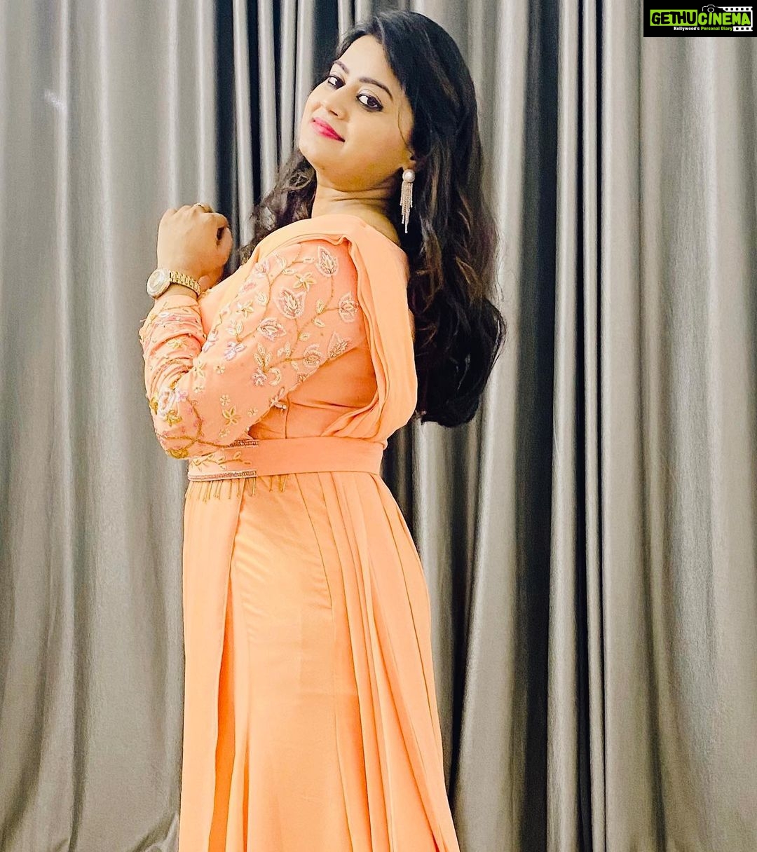 Ansiba Hassan Instagram - @mazhavilmanoramatv entertainment awards 🎖 @amma.association Beautiful gown designed by @ebsha_store #ansibahassan #mazhavilmanorama #actress #actorslife #awards #gowns