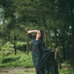 Ansiba Hassan Instagram – Obsessed with saree 🖤 
.
.
.
Pc @_story_telle__r mua @_arya_jithins_makeover styling and costume @ebsha_store  #ansibahassan #photography #saree #mallu #actress #nikon