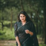 Ansiba Hassan Instagram – Obsessed with saree 🖤 
.
.
.
Pc @_story_telle__r mua @_arya_jithins_makeover styling and costume @ebsha_store  #ansibahassan #photography #saree #mallu #actress #nikon