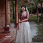 Ansiba Hassan Instagram - Happy Onam dear friends 🌸. Pc @_story_telle__r Costume @kerala_bygone_fashion Makeup @sass_make_up_studio. #ansibahassan #onam #pattupavada #kerala #mollywood #actresses #cinema #photography #celebration Kondai Lip Backwater Heritage Resort Alappuzha