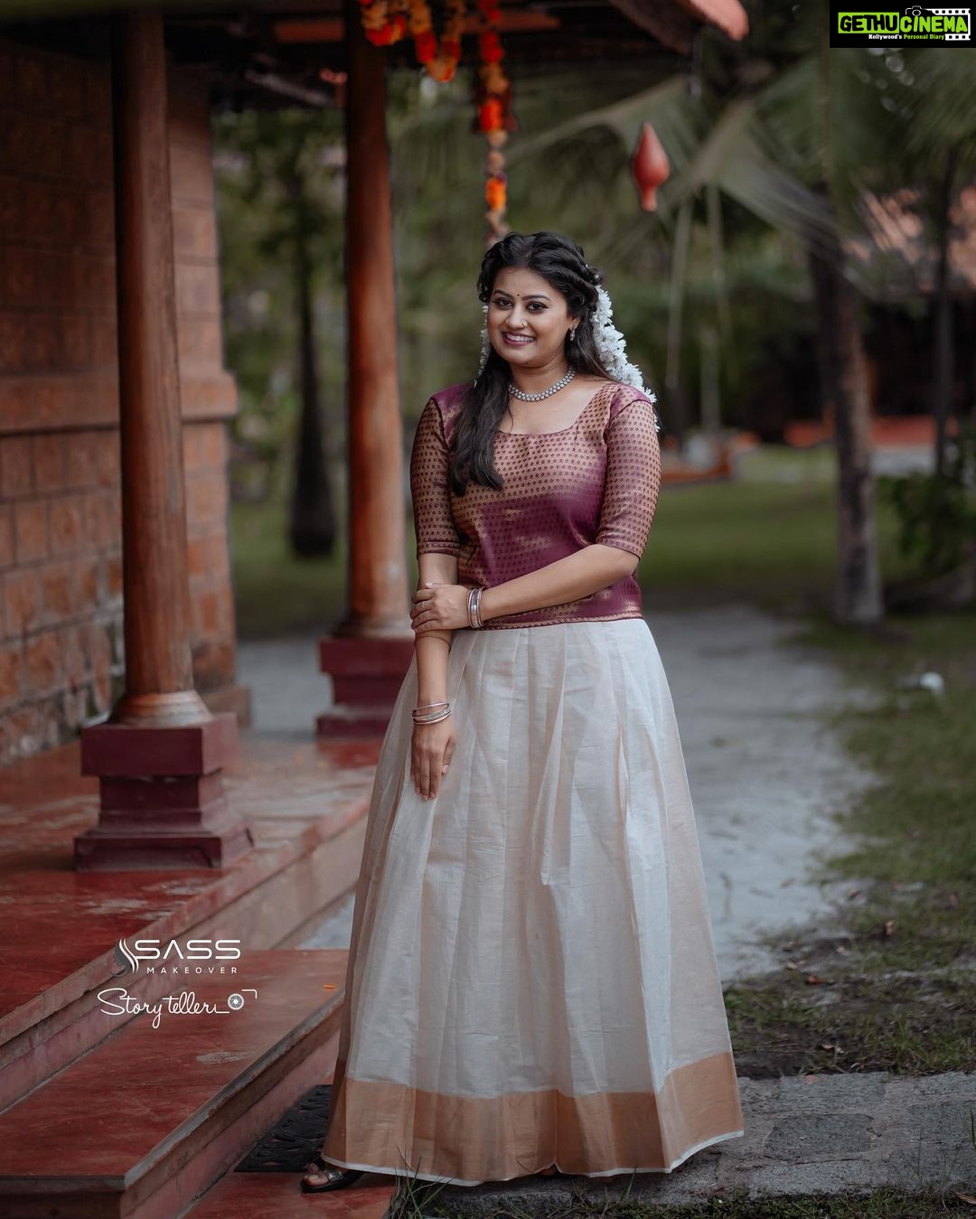 Ansiba Hassan Instagram - Happy Onam dear friends ๐ธ. Pc @_story_telle__r Costume @kerala_bygone_fashion Makeup @sass_make_up_studio. #ansibahassan #onam #pattupavada #kerala #mollywood #actresses #cinema #photography #celebration Kondai Lip Backwater Heritage Resort Alappuzha