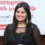 Ansiba Hassan Instagram – സമം – സിഗ്നേച്ചര്‍ ഫിലിം പ്രകാശനം 
ചെയ്തു..

സ്ത്രീകള്‍ക്കെതിരായ അതിക്രമങ്ങള്‍ക്കെതിരെ ബോധവത്കരണം നടത്തുന്നതിനുവേണ്ടി കേരള സര്‍ക്കാരിന്‍െറ സാംസ്കാരിക വകുപ്പ് സംഘടിപ്പിക്കുന്ന ‘സമം’ സാംസ്കാരിക വിദ്യാഭ്യാസ പരിപാടിയുടെ സിഗ്നേച്ചര്‍ ഫിലിം സാംസ്കാരിക വകുപ്പ് മന്ത്രി സജി ചെറിയാൻ ഇന്ന്  രാവിലെ 11 മണിക്ക്  പ്രകാശനം ചെയ്തു. തിരുവനന്തപുരം പ്രസ്സ് ക്ളബ്ബിലെ ടി.എന്‍.ജി ഹാളില്‍ നടന്ന ചടങ്ങില്‍ ചലച്ചിത്ര നടി അന്‍സിബ ഹസന്‍ വീഡിയോ സിഡി ഏറ്റുവാങ്ങി. സെപ്റ്റംബര്‍ നാലിന് മുഖ്യമന്ത്രി പിണറായി വിജയന്‍ സംസ്ഥാനതല ഉദ്ഘാടനം നിര്‍വഹിക്കുന്ന പരിപാടിയെക്കുറിച്ച് മന്ത്രി സജി ചെറിയാന്‍ വാര്‍ത്താസമ്മേളനത്തില്‍ വിശദീകരിക്കും.
കേരള സംസ്ഥാന ചലച്ചിത്ര അക്കാദമിയുടെ വീഡിയോ ഡോക്യുമെന്‍േറഷന്‍ പാനല്‍ അംഗവും തുഞ്ചത്തെഴുത്തച്ഛന്‍ മലയാളം സര്‍വകലാശാലയില്‍ ചലച്ചിത്രപഠന വിഭാഗം അസിസ്റ്റന്‍്റ് പ്രൊഫസറുമായ ഡോ. ശ്രീദേവി പി. അരവിന്ദാണ് സിഗ്നേച്ചര്‍ ഫിലിം നിര്‍മിച്ചത്. ചലച്ചിത്ര പിന്നണി ഗായിക പുഷ്പവതിയാണ് സംഗീതം നല്‍കിയിട്ടുള്ളത്.
@ Director Kamal sir @sajicherianmlaofficial @saji__cherian Trivandrum Press Club