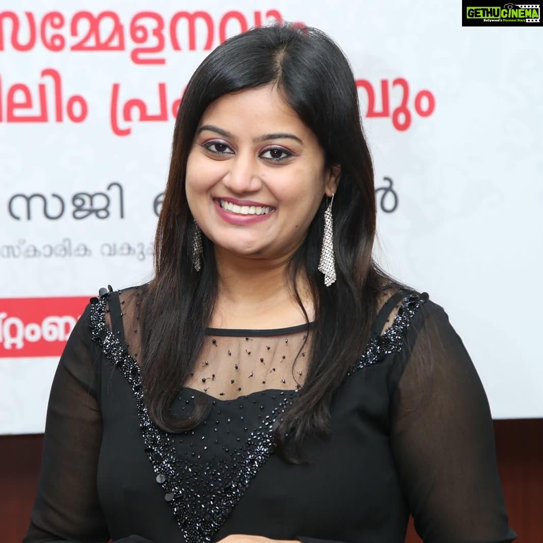 Ansiba Hassan Instagram - സമം - സിഗ്നേച്ചര് ഫിലിം പ്രകാശനം ചെയ്തു.. സ്ത്രീകള്ക്കെതിരായ അതിക്രമങ്ങള്ക്കെതിരെ ബോധവത്കരണം നടത്തുന്നതിനുവേണ്ടി കേരള സര്ക്കാരിന്െറ സാംസ്കാരിക വകുപ്പ് സംഘടിപ്പിക്കുന്ന ‘സമം’ സാംസ്കാരിക വിദ്യാഭ്യാസ പരിപാടിയുടെ സിഗ്നേച്ചര് ഫിലിം സാംസ്കാരിക വകുപ്പ് മന്ത്രി സജി ചെറിയാൻ ഇന്ന് രാവിലെ 11 മണിക്ക് പ്രകാശനം ചെയ്തു. തിരുവനന്തപുരം പ്രസ്സ് ക്ളബ്ബിലെ ടി.എന്.ജി ഹാളില് നടന്ന ചടങ്ങില് ചലച്ചിത്ര നടി അന്സിബ ഹസന് വീഡിയോ സിഡി ഏറ്റുവാങ്ങി. സെപ്റ്റംബര് നാലിന് മുഖ്യമന്ത്രി പിണറായി വിജയന് സംസ്ഥാനതല ഉദ്ഘാടനം നിര്വഹിക്കുന്ന പരിപാടിയെക്കുറിച്ച് മന്ത്രി സജി ചെറിയാന് വാര്ത്താസമ്മേളനത്തില് വിശദീകരിക്കും. കേരള സംസ്ഥാന ചലച്ചിത്ര അക്കാദമിയുടെ വീഡിയോ ഡോക്യുമെന്േറഷന് പാനല് അംഗവും തുഞ്ചത്തെഴുത്തച്ഛന് മലയാളം സര്വകലാശാലയില് ചലച്ചിത്രപഠന വിഭാഗം അസിസ്റ്റന്്റ് പ്രൊഫസറുമായ ഡോ. ശ്രീദേവി പി. അരവിന്ദാണ് സിഗ്നേച്ചര് ഫിലിം നിര്മിച്ചത്. ചലച്ചിത്ര പിന്നണി ഗായിക പുഷ്പവതിയാണ് സംഗീതം നല്കിയിട്ടുള്ളത്. @ Director Kamal sir @sajicherianmlaofficial @saji__cherian Trivandrum Press Club