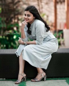 Ansiba Hassan Instagram - Good evening ✨ . . . . Costume: @drooni_boutique Makeup & Hair : @reshmiabin @saranyajeneesh @premjith_photography Production: @indiancinemagallery_official Location: @crowneplazakochi #photoshoot #ansibahassan #photooftheday #photography #canonphotography #nikonphotography #crowneplaza