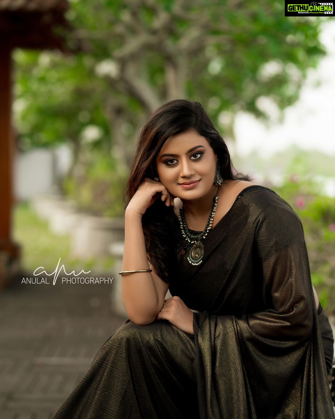 Ansiba Hassan Instagram - Love makes life beautiful 😍. #ansibahasan #happy #love #movies #malayalam #cinema #sareelove #black