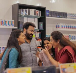 Ansiba Hassan Instagram - Fun behind the screen..
#drishyam2 #funbehindthescreeen #funtime  #geogrgekuttyandfamily#familytime #myg #shootime #ansibahassan