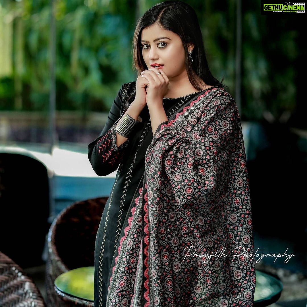 Ansiba Hassan Instagram - Costume: @drooni_boutique Makeup & Hair : @reshmiabin @saranyajeneesh Click: @premjith_photography @her_captain__ Video: @dileepdk_photography Production: @indiancinemagallery_official Location: @crowneplazakochi #photoshoot #ansibahassan #photooftheday #photography #canonphotography #nikonphotography #crowneplaza Crowne Plaza Kochi