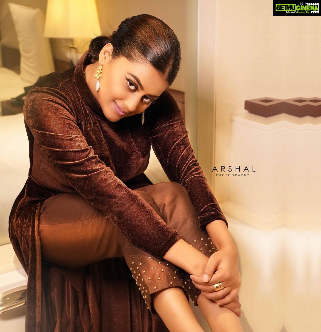 Ansiba Hassan Instagram - Have a lovely evening with a hot coffee PC @arshalphotography Mua @makeupbytonymua Styling @laamiya.c.k #ansibahassan #cinematographer Crowne Plaza Kochi