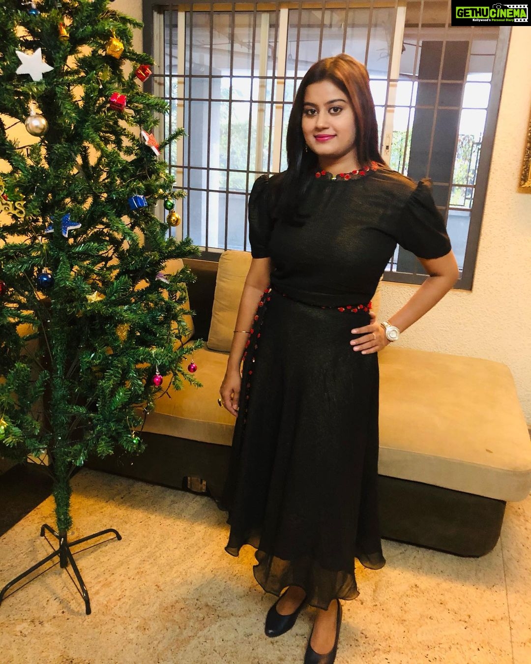 Ansiba Hassan Instagram - Girl in black with brother @hazeeb_hazzn and Roshan sir ❤️@ Anisha antony wedding reception , costume @bijnadesigns wedding reception . Styling @laamiya.c.k ( Thank you dear for this wonderful outfit 💃) Chakolas Pavilion