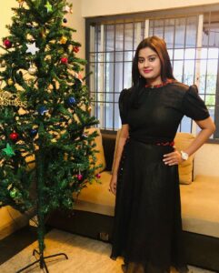Ansiba Hassan Instagram - Girl in black with brother @hazeeb_hazzn and Roshan sir ❤️@ Anisha antony wedding reception , costume @bijnadesigns wedding reception . Styling @laamiya.c.k ( Thank you dear for this wonderful outfit 💃) Chakolas Pavilion