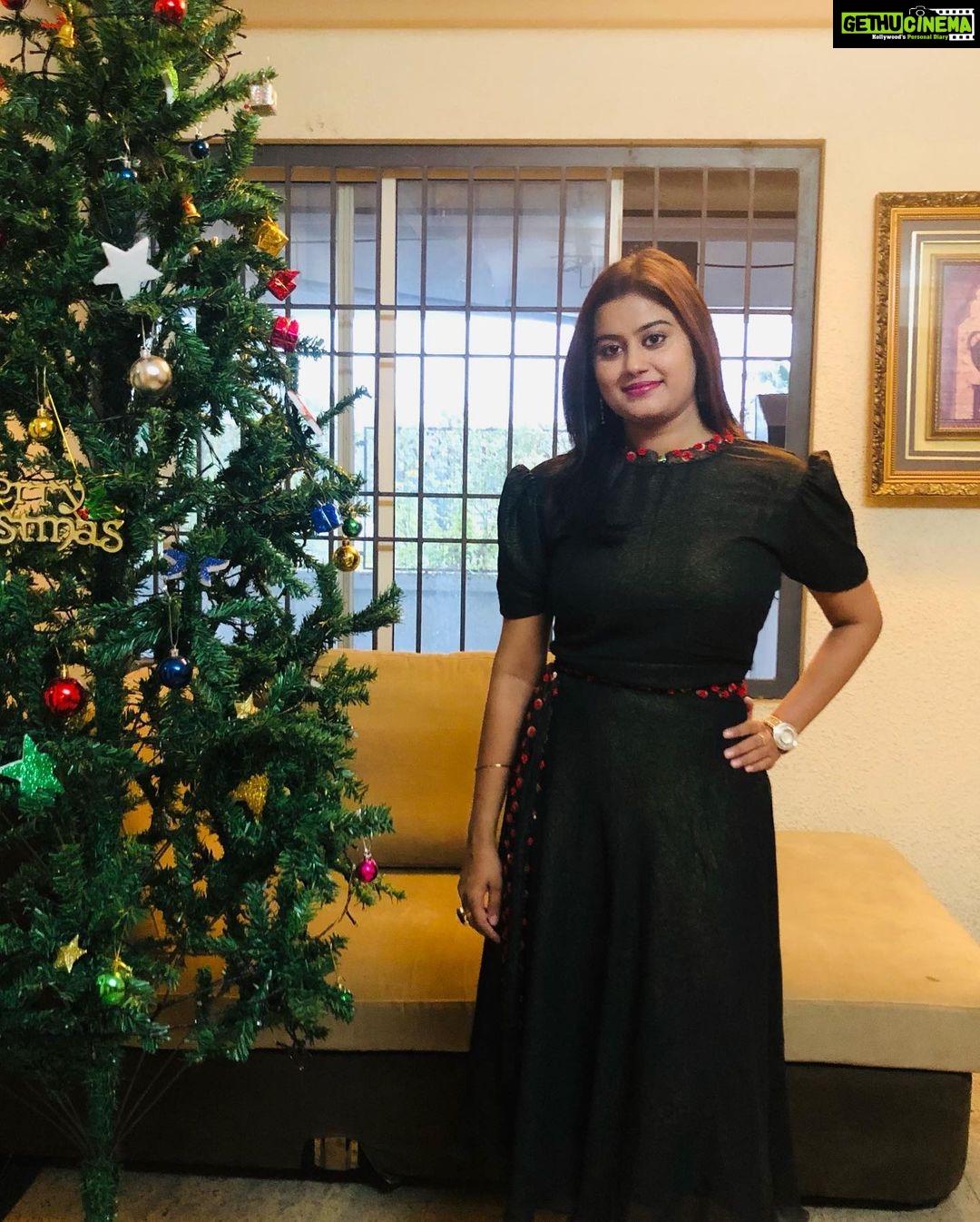 Ansiba Hassan Instagram - Girl in black with brother @hazeeb_hazzn and Roshan sir ❤️@ Anisha antony wedding reception , costume @bijnadesigns wedding reception . Styling @laamiya.c.k ( Thank you dear for this wonderful outfit 💃) Chakolas Pavilion