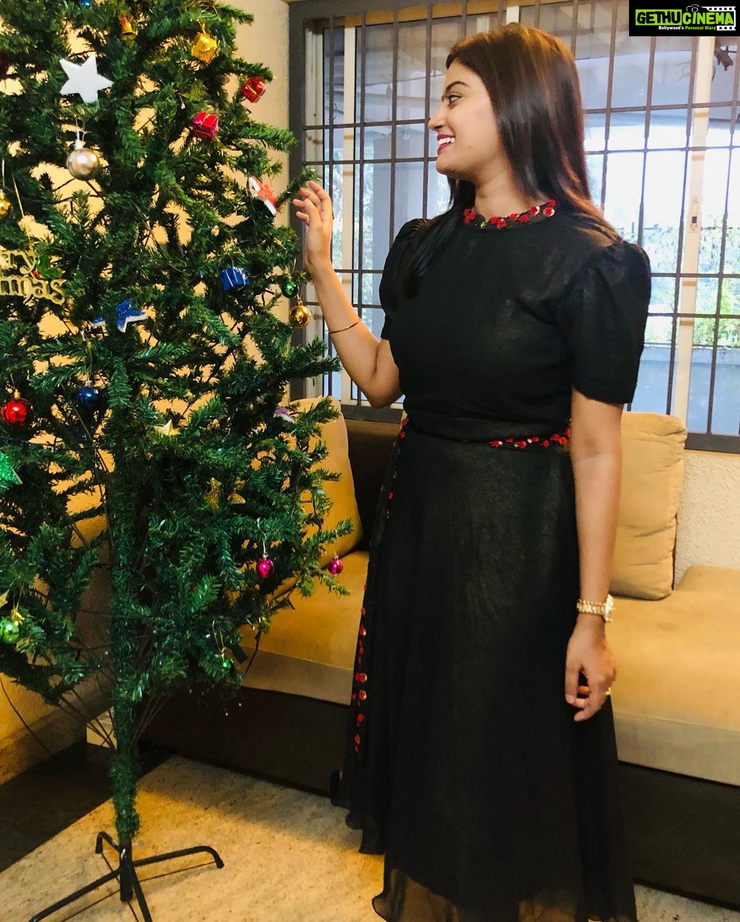 Ansiba Hassan Instagram - Girl in black with brother @hazeeb_hazzn and Roshan sir ❤️@ Anisha antony wedding reception , costume @bijnadesigns wedding reception . Styling @laamiya.c.k ( Thank you dear for this wonderful outfit 💃) Chakolas Pavilion