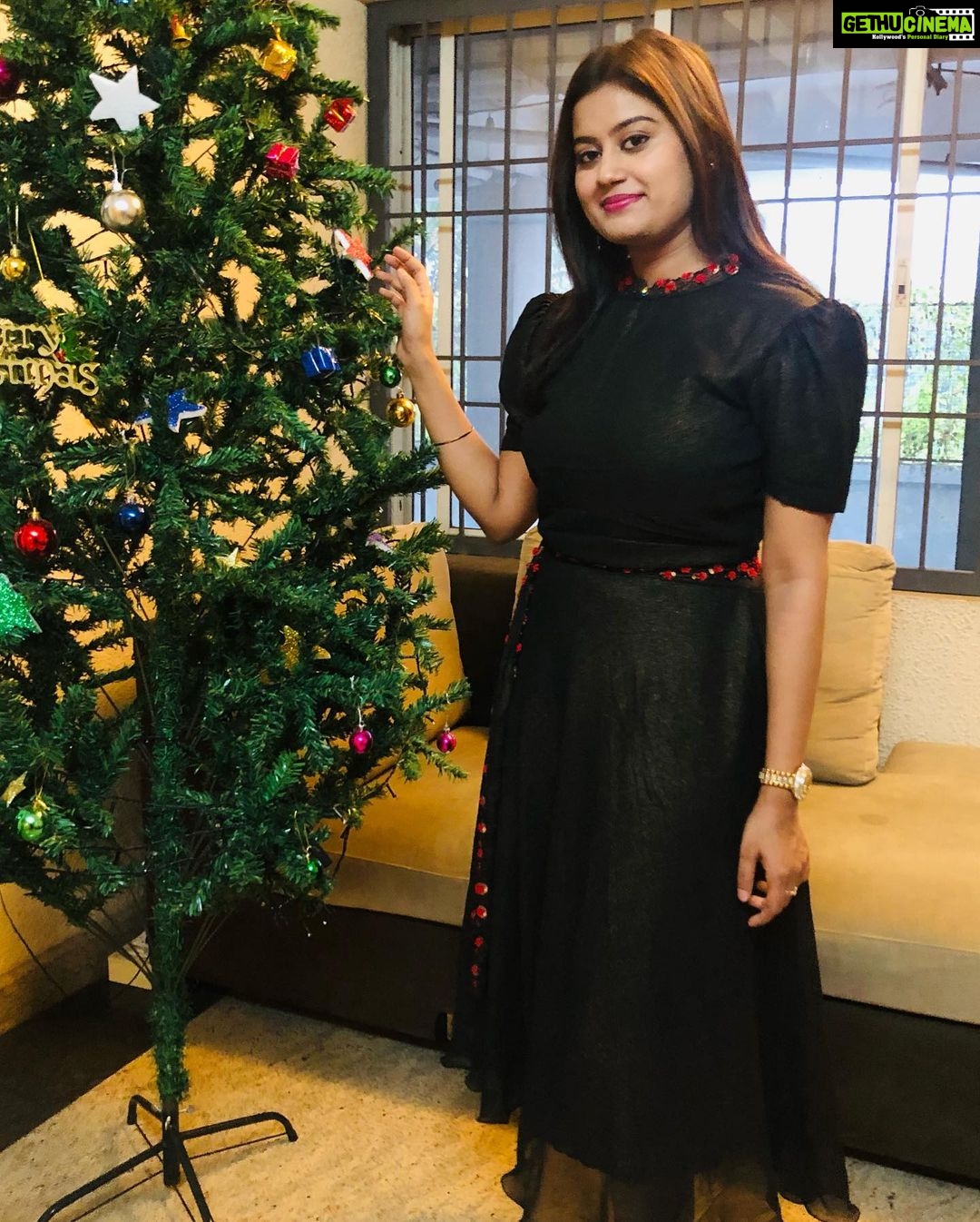 Ansiba Hassan Instagram - Girl in black with brother @hazeeb_hazzn and Roshan sir ❤️@ Anisha antony wedding reception , costume @bijnadesigns wedding reception . Styling @laamiya.c.k ( Thank you dear for this wonderful outfit 💃) Chakolas Pavilion