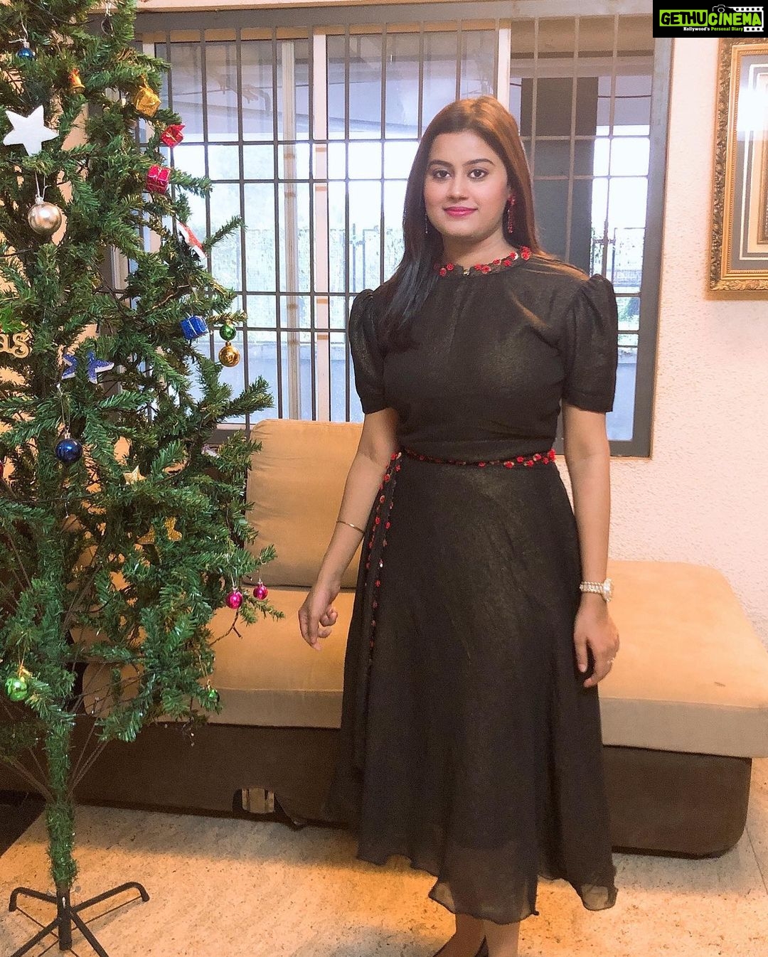 Ansiba Hassan Instagram - Girl in black with brother @hazeeb_hazzn and Roshan sir ❤️@ Anisha antony wedding reception , costume @bijnadesigns wedding reception . Styling @laamiya.c.k ( Thank you dear for this wonderful outfit 💃) Chakolas Pavilion