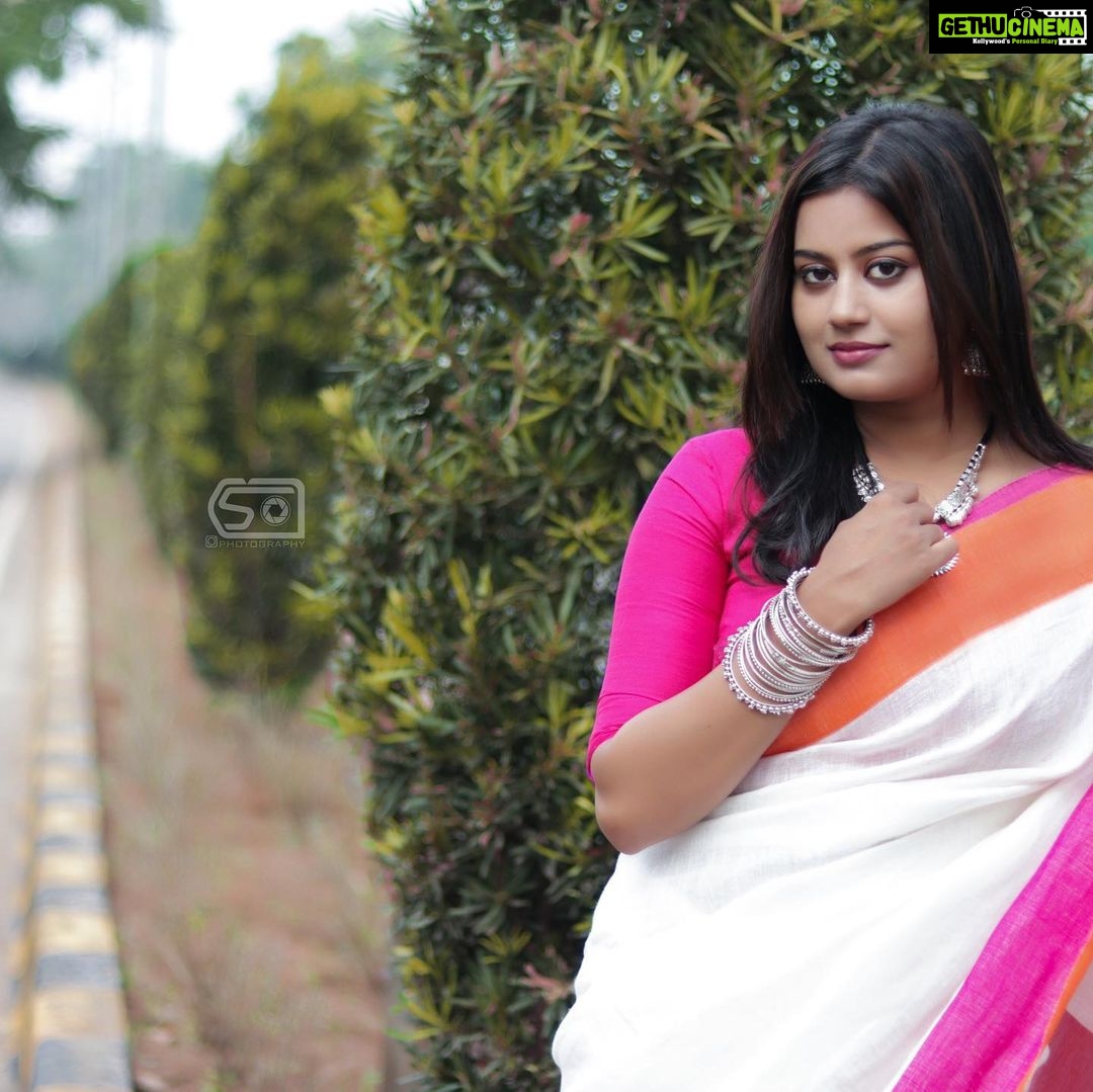 Ansiba Hassan Instagram - End of the linen saree picture collection 🌸 PC @sal_jith_c_s styling @_the__brown__boy costume @dakshabridalcouture