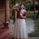 Ansiba Hassan Instagram – Happy Onam dear friends 🌸. Pc @_story_telle__r  Costume @kerala_bygone_fashion  Makeup @sass_make_up_studio.  #ansibahassan #onam #pattupavada #kerala #mollywood #actresses #cinema #photography #celebration Kondai Lip Backwater Heritage Resort Alappuzha