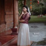 Ansiba Hassan Instagram - Happy Onam dear friends 🌸. Pc @_story_telle__r Costume @kerala_bygone_fashion Makeup @sass_make_up_studio. #ansibahassan #onam #pattupavada #kerala #mollywood #actresses #cinema #photography #celebration Kondai Lip Backwater Heritage Resort Alappuzha