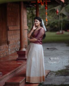 Ansiba Hassan Instagram - Happy Onam dear friends 🌸. Pc @_story_telle__r Costume @kerala_bygone_fashion Makeup @sass_make_up_studio. #ansibahassan #onam #pattupavada #kerala #mollywood #actresses #cinema #photography #celebration Kondai Lip Backwater Heritage Resort Alappuzha