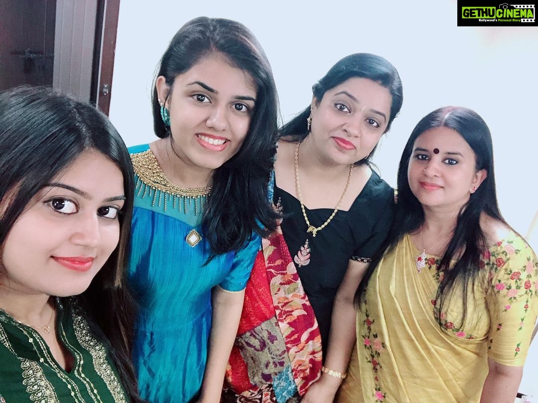 Ansiba Hassan Instagram - With cute aniyathikkutti and lovely chechees ❤️💃