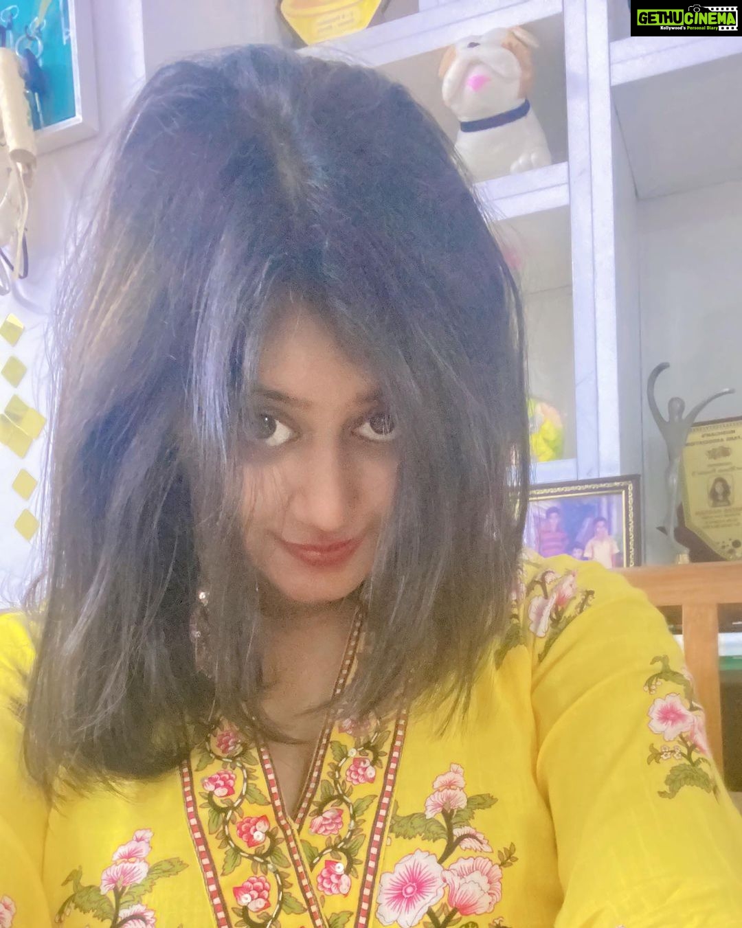 Ansiba Hassan Instagram - Madness at Home 🏡 😎🤪😬🤭 #ansibahassan #actress #homelygirl