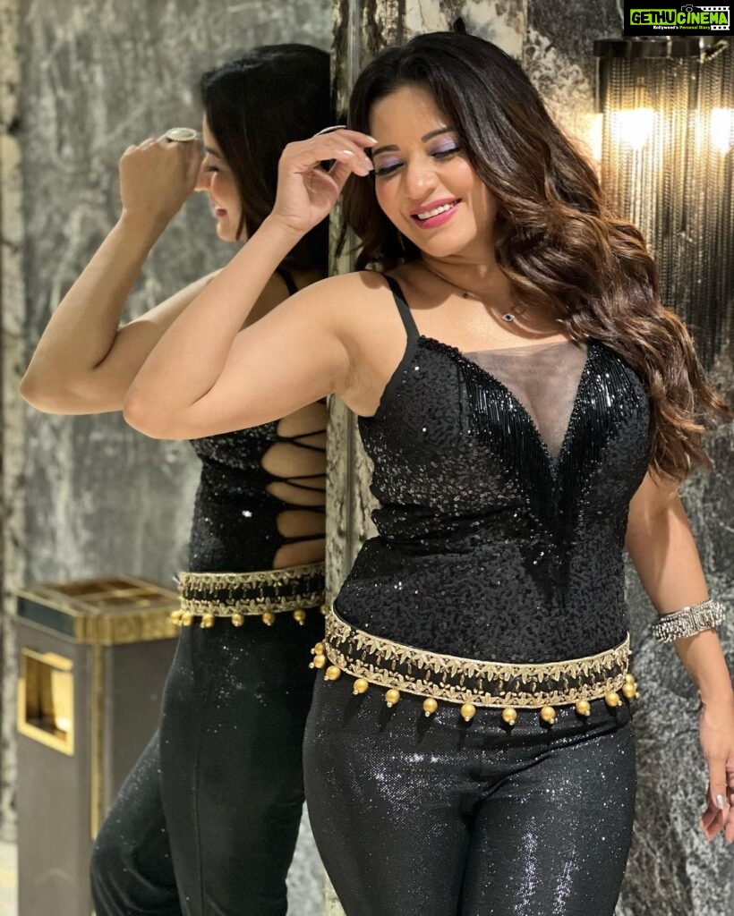 Antara Biswas Instagram - It’s Time To Rock 🥰…. #patna #diaries #eventready #happiness #dance #monalisa Mua& Hairstyling: @shab_qureshi786 📸: @deepakpathak663