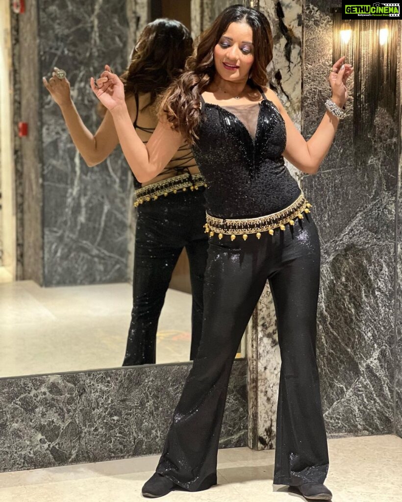 Antara Biswas Instagram - It’s Time To Rock 🥰…. #patna #diaries #eventready #happiness #dance #monalisa Mua& Hairstyling: @shab_qureshi786 📸: @deepakpathak663