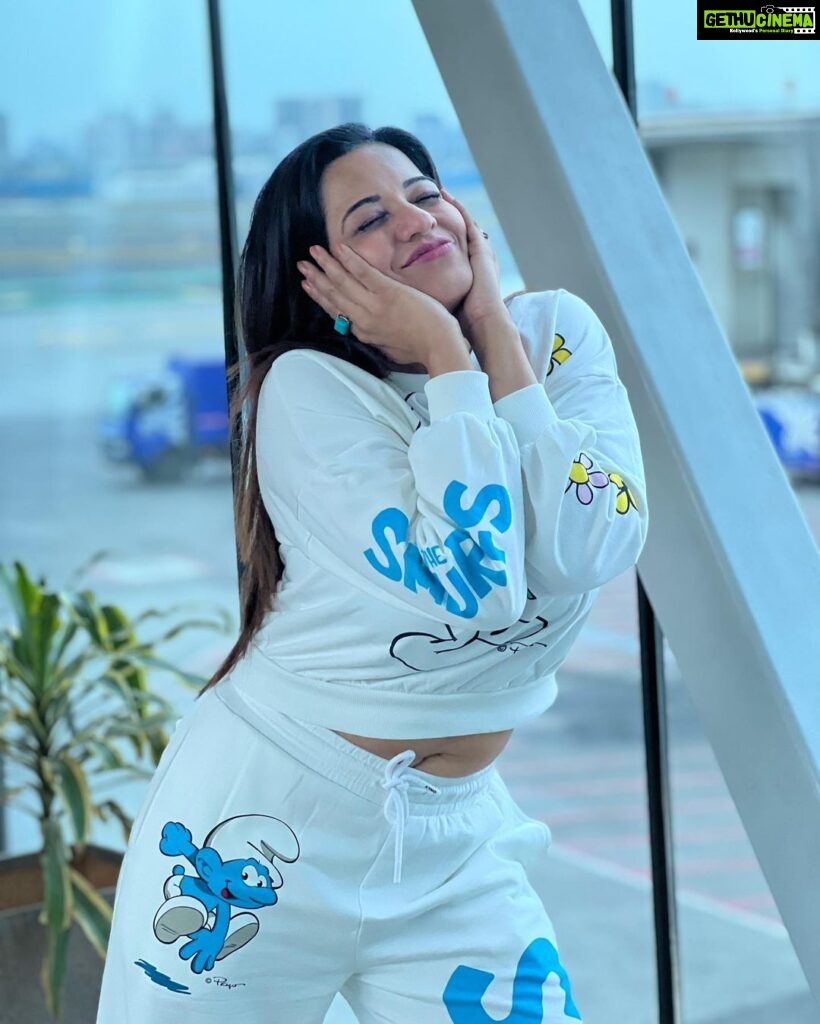 Antara Biswas Instagram - Let’s Fly 🧿…. #goodmorning #positivevibes #only #airportdiaries #ootd #blessed #event #travel #diaries 📸: @deepakpathak663