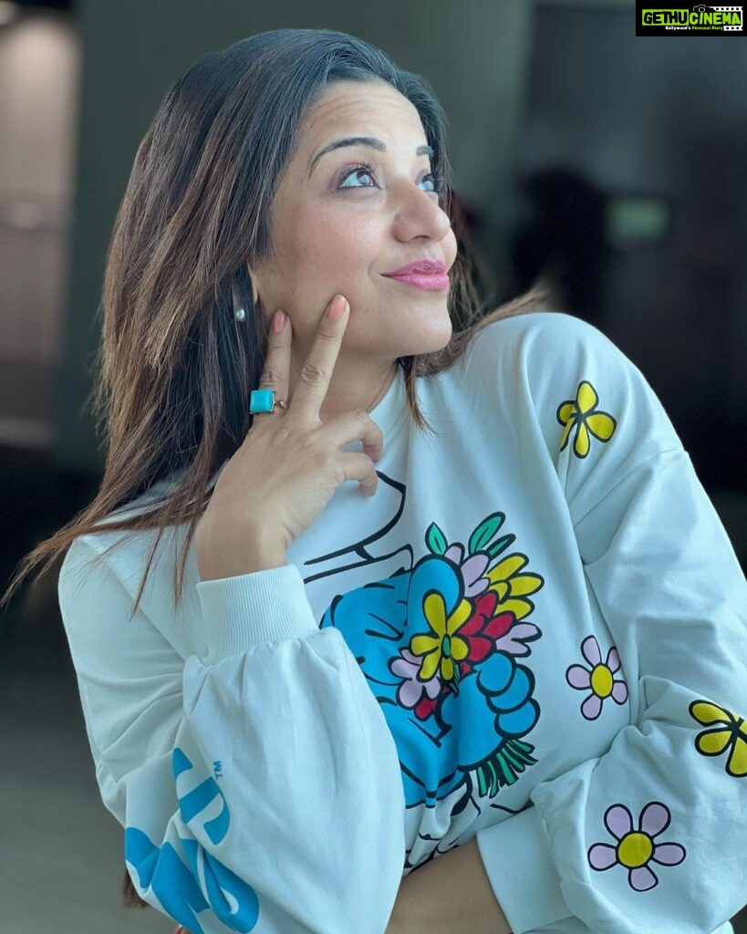Antara Biswas Instagram - Let’s Fly 🧿…. #goodmorning #positivevibes #only #airportdiaries #ootd #blessed #event #travel #diaries 📸: @deepakpathak663