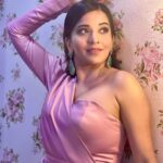 Antara Biswas Instagram - I Walk In A Space Of Gratitude …. 😇😇 #22nditaawards #redcarpet #starplus #disneyplushotstar #abouttonight #myfirst #itaawards #sospecial #excited Styled by- @kansalsunakshi Outfit- @pridal.in Jewelleries - @shillpapuriidesignerjewellery Assisted by- @himanishukla48 Mua: @sachinmakeupartist1 Hairstyling: @shab_qureshi786 Assisted by: @deepakpathak663 Managed by: @riyashhh269 Film City