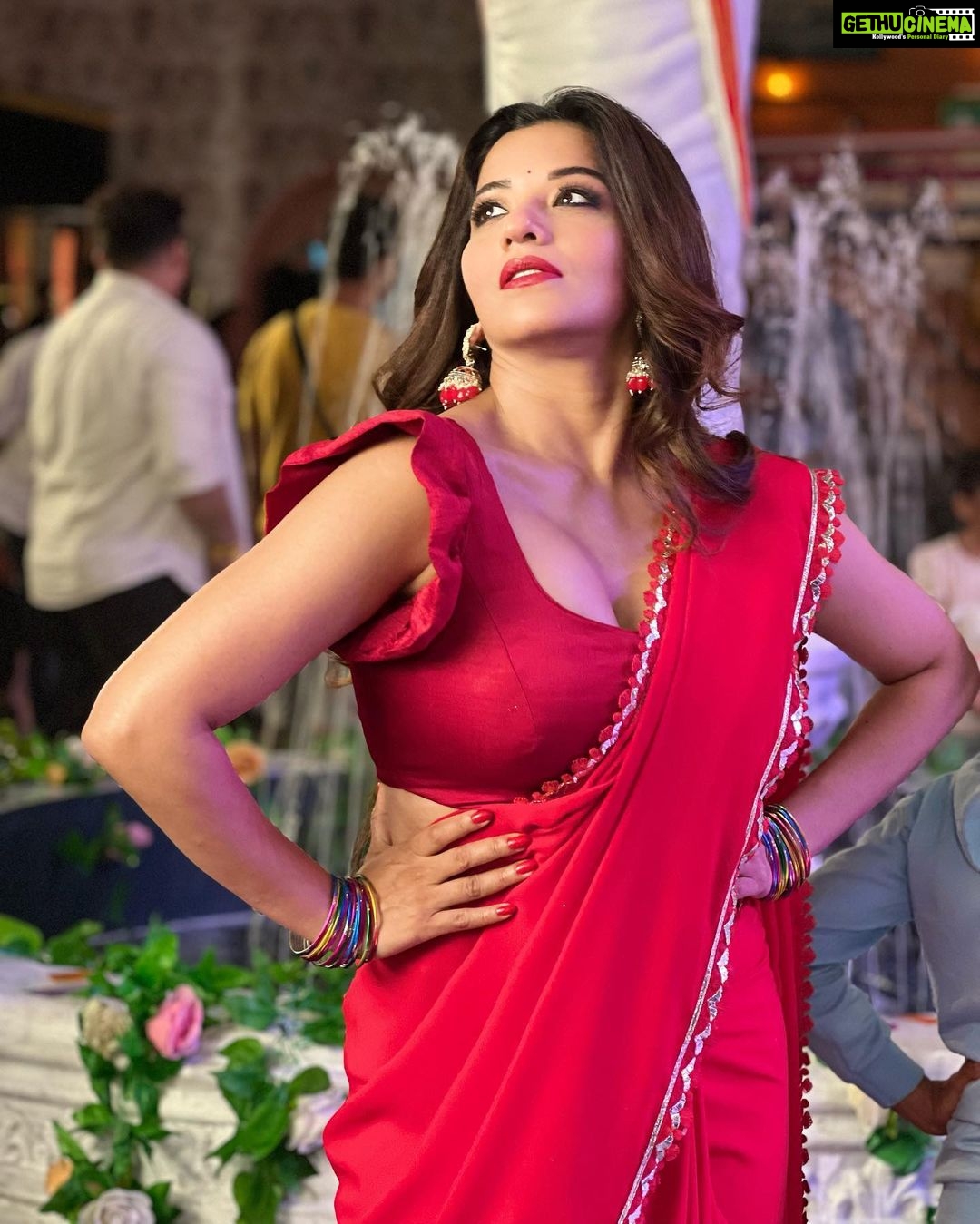 Antara Biswas Instagram - ♥️♥️♥️… “RAMA” #favvarachawk #madhuri #beauty #parlour #lovingthis #comedy #serial #dangaltv #haarshlimbachiyaa #bhartisingh Mua: @sachinmakeupartist1 Hairstyling: @shab_qureshi786 📸: @deepakpathak663