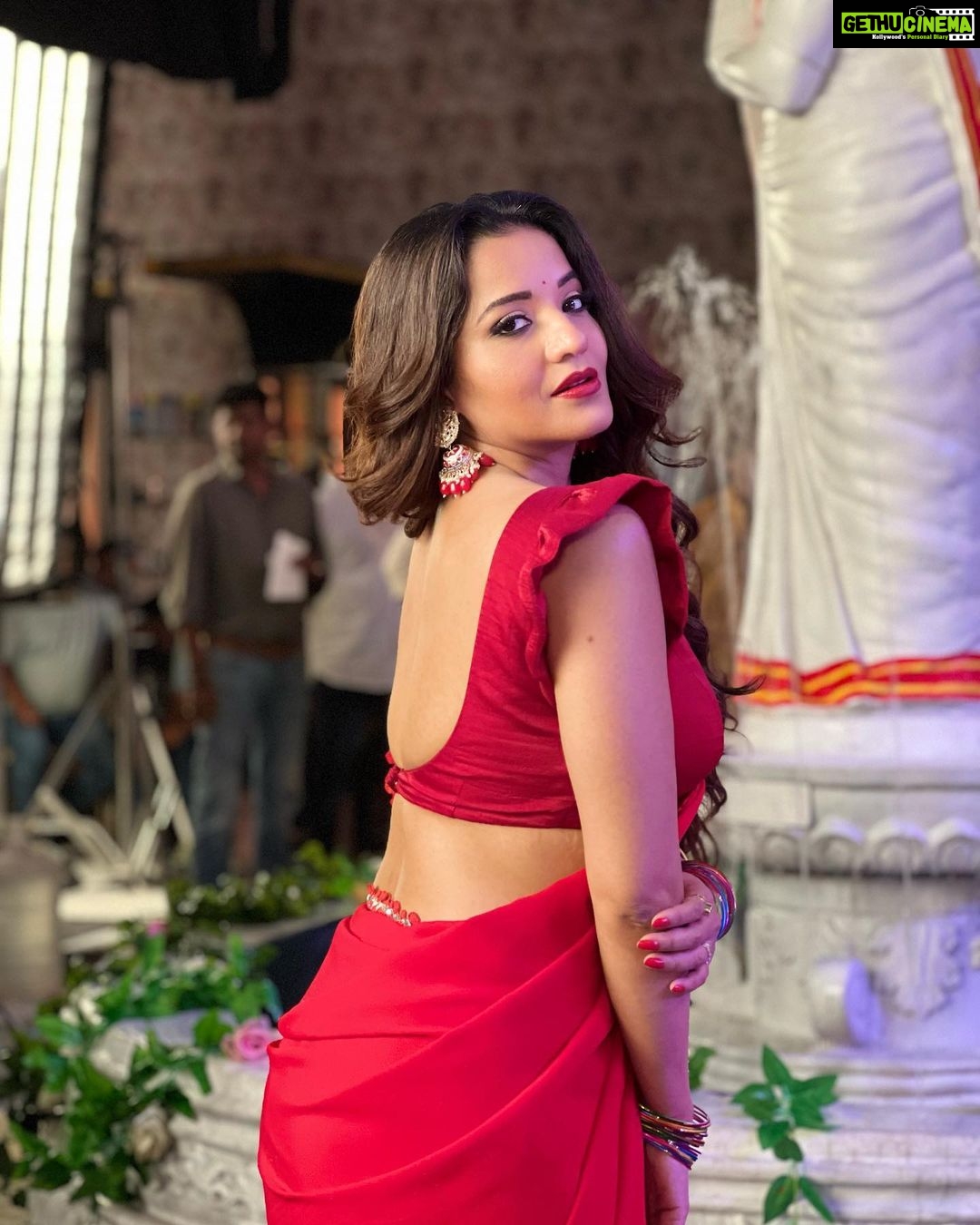 Antara Biswas Instagram - ♥️♥️♥️… “RAMA” #favvarachawk #madhuri #beauty #parlour #lovingthis #comedy #serial #dangaltv #haarshlimbachiyaa #bhartisingh Mua: @sachinmakeupartist1 Hairstyling: @shab_qureshi786 📸: @deepakpathak663