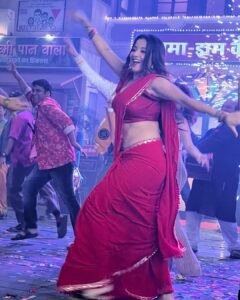 Antara Biswas Instagram - ♥️♥️♥️… “RAMA” #favvarachawk #madhuri #beauty #parlour #lovingthis #comedy #serial #dangaltv #haarshlimbachiyaa #bhartisingh Mua: @sachinmakeupartist1 Hairstyling: @shab_qureshi786 📸: @deepakpathak663
