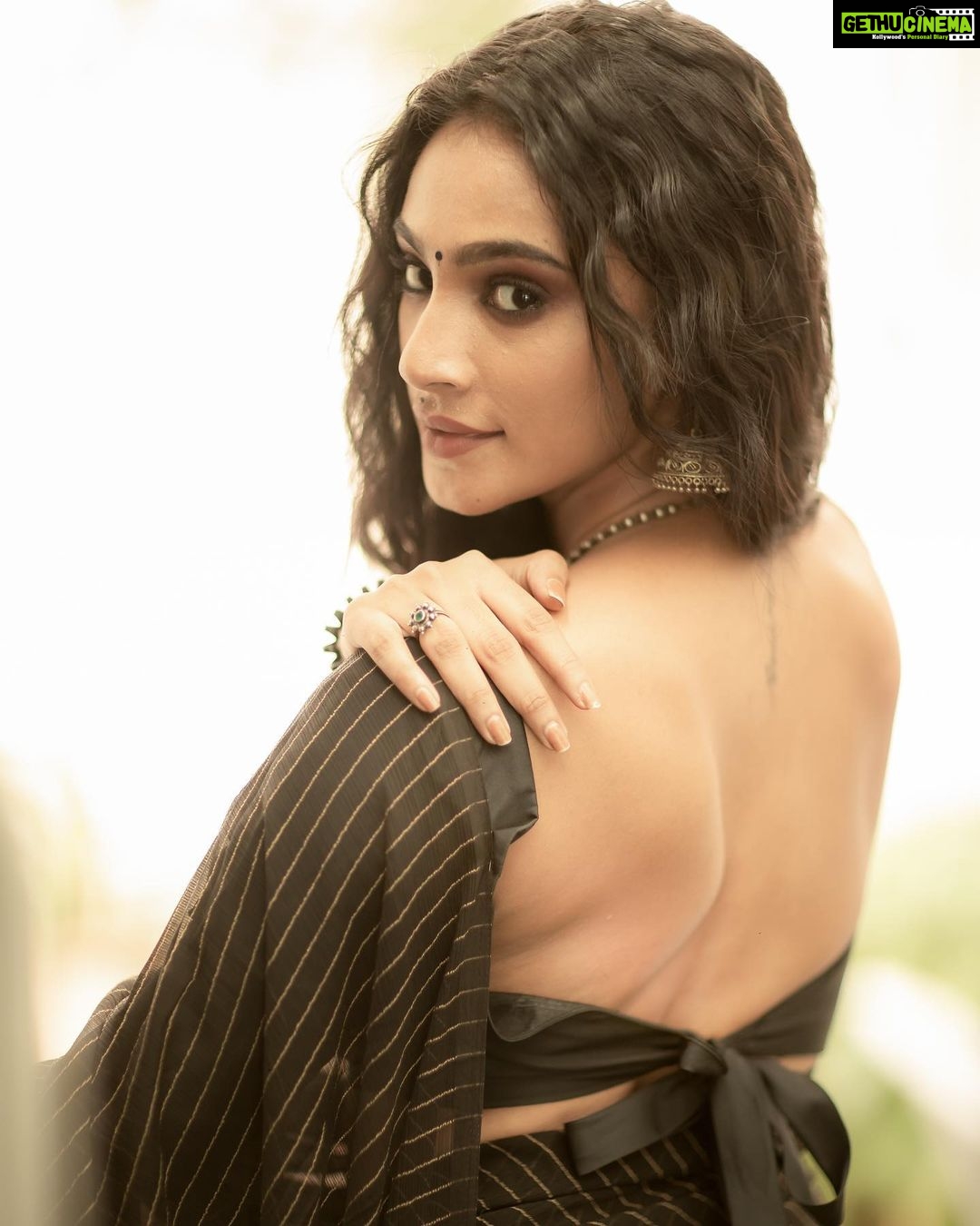 Anukreethy Vas Instagram - Saree & Blouse: @kaarigai.sarees Photographer @camerasenthil MUA @jeevithamakeupartistry . . #saree #southindian #tamilponnu #blacksaree #black #trendingreels #traditional @timestalent #missindia2018 #anukreethyvas #kollywood #kollywoodcinema #kollywoodactress #portfolio Chennai, India