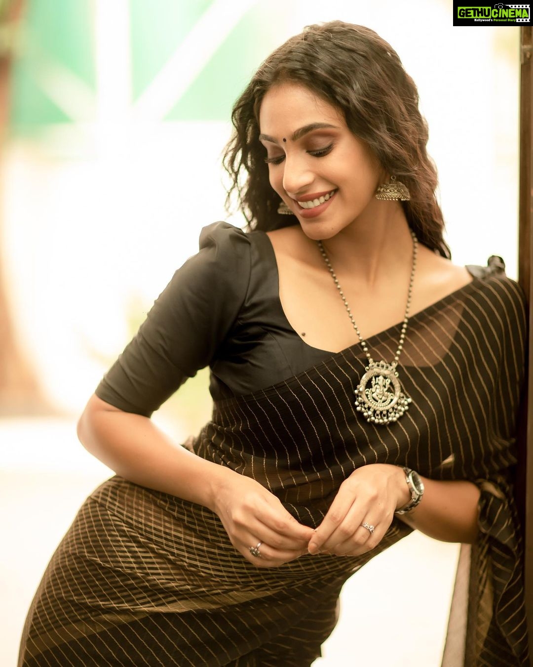 Anukreethy Vas Instagram - Saree & Blouse: @kaarigai.sarees Photographer @camerasenthil MUA @jeevithamakeupartistry . . #saree #southindian #tamilponnu #blacksaree #black #trendingreels #traditional @timestalent #missindia2018 #anukreethyvas #kollywood #kollywoodcinema #kollywoodactress #portfolio Chennai, India