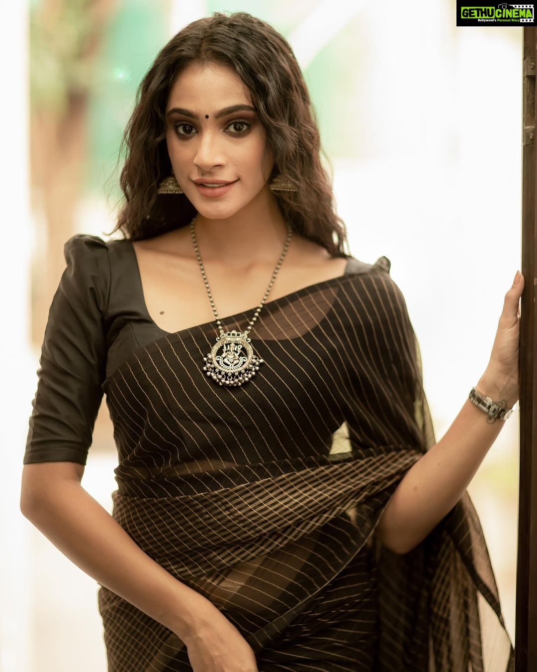 Anukreethy Vas Instagram - Saree & Blouse: @kaarigai.sarees Photographer @camerasenthil MUA @jeevithamakeupartistry . . #saree #southindian #tamilponnu #blacksaree #black #trendingreels #traditional @timestalent #missindia2018 #anukreethyvas #kollywood #kollywoodcinema #kollywoodactress #portfolio Chennai, India