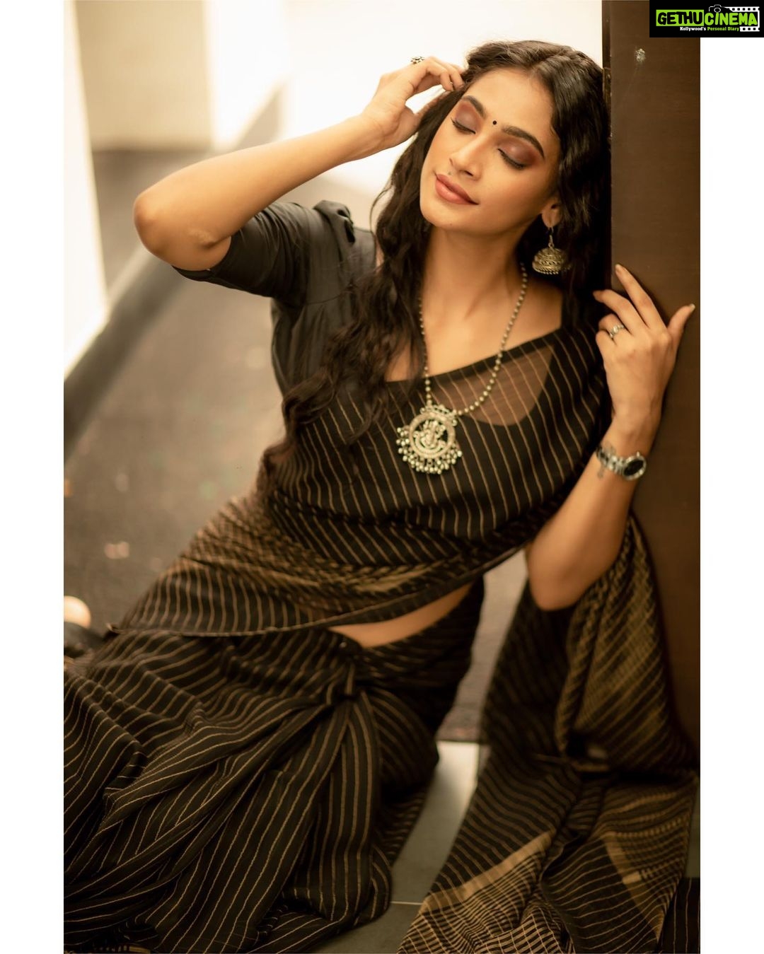 Anukreethy Vas Instagram - There was a magnificent human Shining brightly behind her shy :) . . . Saree & Blouse: @kaarigai.sarees Photographer @camerasenthil MUA @jeevithamakeupartistry . . #saree #southindian #tamilponnu #blacksaree #black #trendingreels #traditional @timestalent #missindia2018 #anukreethyvas #kollywood #kollywoodcinema #kollywoodactress #portfolio Chennai, India