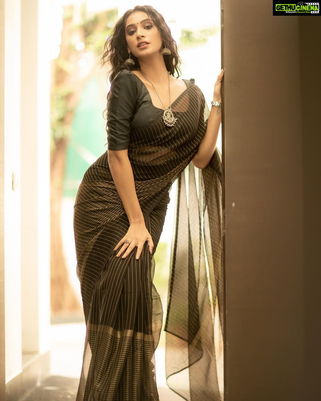 Anukreethy Vas Instagram - Life isn’t perfect but my saree can be ❤️🔥 . Saree & Blouse: @kaarigai.sarees Photographer @camerasenthil MUA @jeevithamakeupartistry . . #saree #southindian #tamilponnu #blacksaree #black #trendingreels #traditional @timestalent #missindia2018 #anukreethyvas Chennai, India
