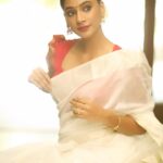 Anukreethy Vas Instagram - Ellavarkkum Ende Hridhayam Niranja Onam Ashamsakal 🌸 . . May this Onam fill your home with joy and happiness ❤️ . Camera @camerasenthil Saree and blouse : @kaarigai.sarees Makeup @jeevithamakeupartistry @timestalent @rishubartaria @inder.sagoo . . #saree #whitesaree #sexysexysaree🔥🔥 #southindian #anukreethyvas #kollywood #trendingreels #onam #trendingsongs Chennai, India