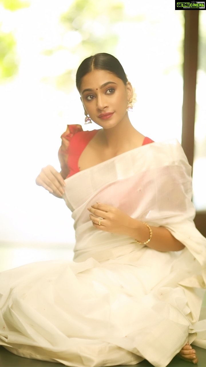 Anukreethy Vas Instagram - Ellavarkkum Ende Hridhayam Niranja Onam Ashamsakal 🌸 . . May this Onam fill your home with joy and happiness ❤️ . Camera @camerasenthil Saree and blouse : @kaarigai.sarees Makeup @jeevithamakeupartistry @timestalent @rishubartaria @inder.sagoo . . #saree #whitesaree #sexysexysaree🔥🔥 #southindian #anukreethyvas #kollywood #trendingreels #onam #trendingsongs Chennai, India