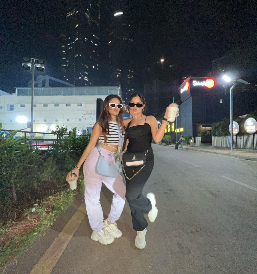 Anushka Sen Instagram - Cute pictures. Crazy times. Sisters at 🖤 Partners in crime.