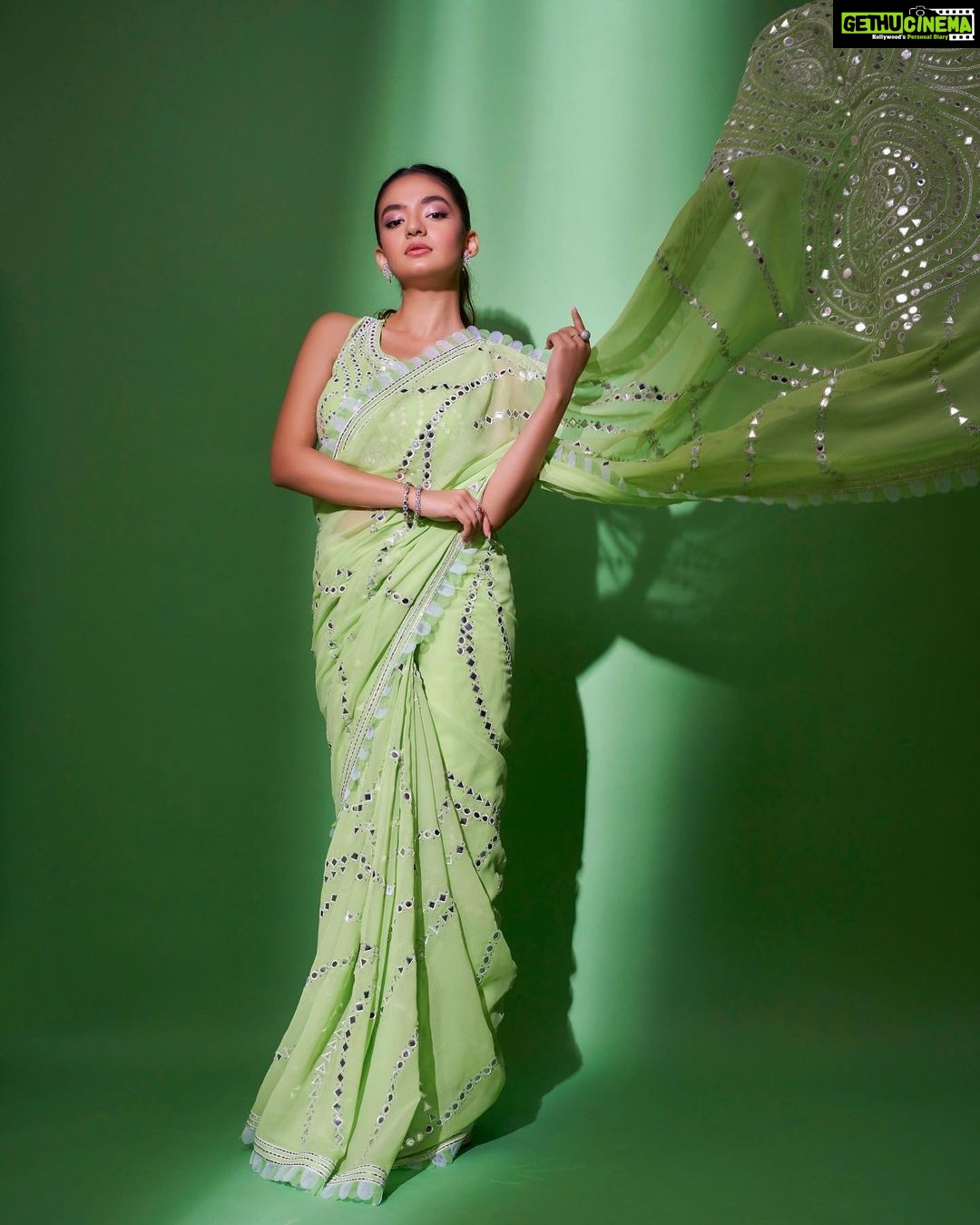 Anushka Sen Instagram - Livin la vida Saree 🧚 . Saree @asalabusandeep Styled by @stylingbyvictor @sohail__mughal___ Earrings @koharbykanika Assisted by @styleby_antara @ebthestypecoach Clicked by @kvinayak11 Makeup by @makeup.artist.anusha Hair by @hairbyprem Management @guunjanvm